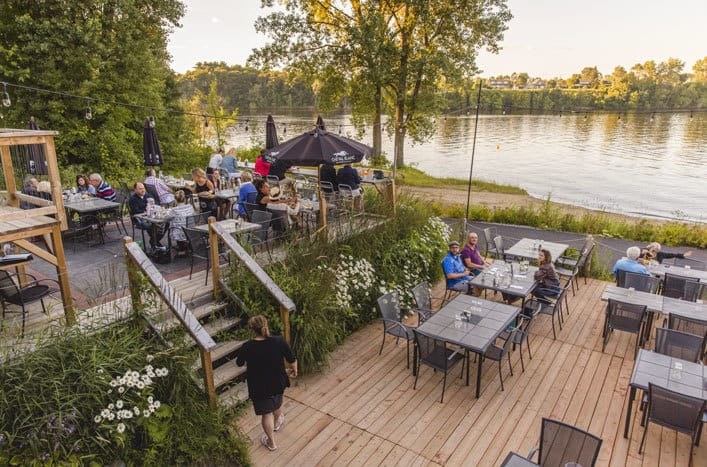 La terrasse du Chack au bord de la rivière Saint-Maurice, en fin de journée